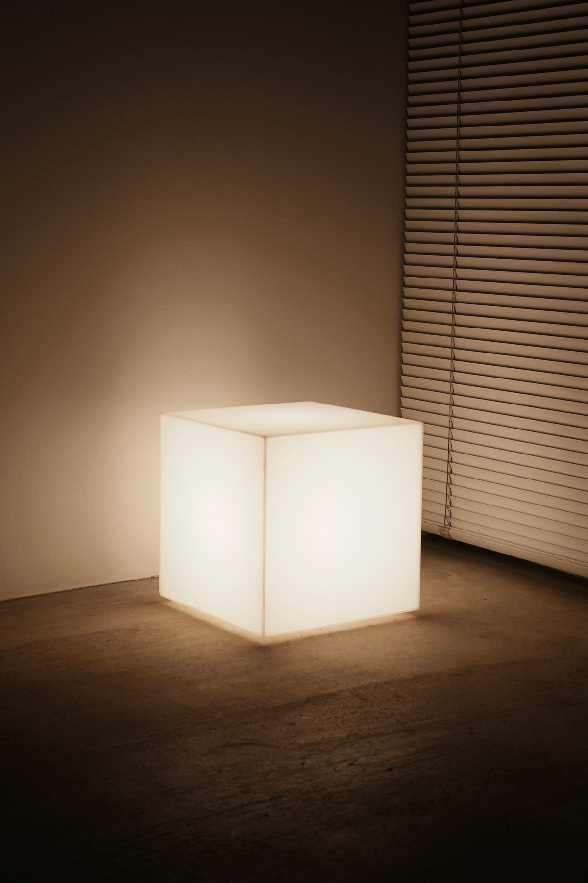 Acrylic Cube Lamp manufactured by MAXRAY