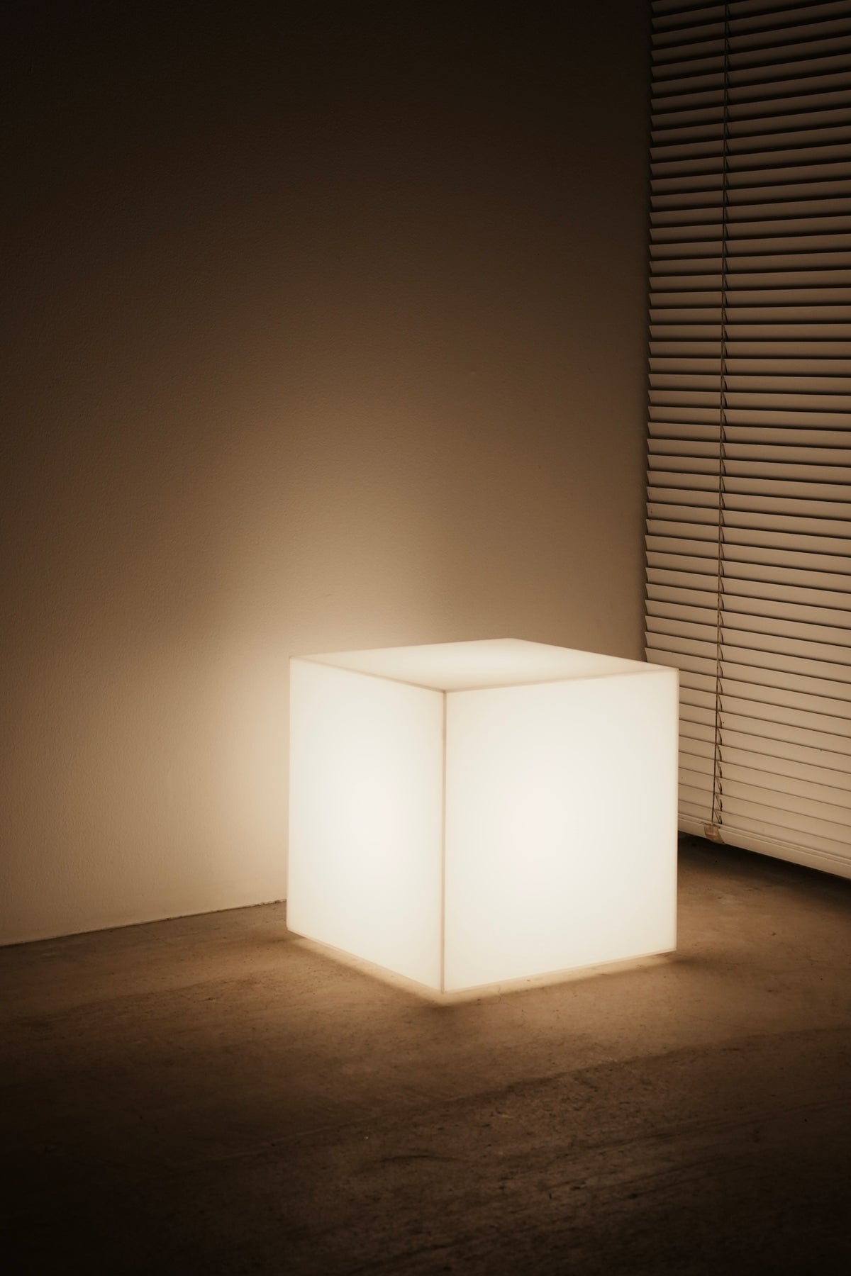 Acrylic Cube Lamp manufactured by MAXRAY